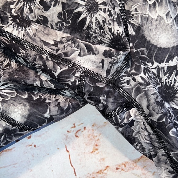 Lululemon Pants Womens 6 Run Inspire Crop Athletic Capri Activewear Floral Print - Picture 4 of 15